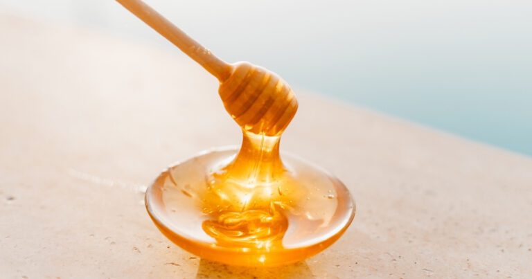 فواید خوردن عسل در صبحانه + 4 ایده ترکیب عسل با خوراکی های دیگر