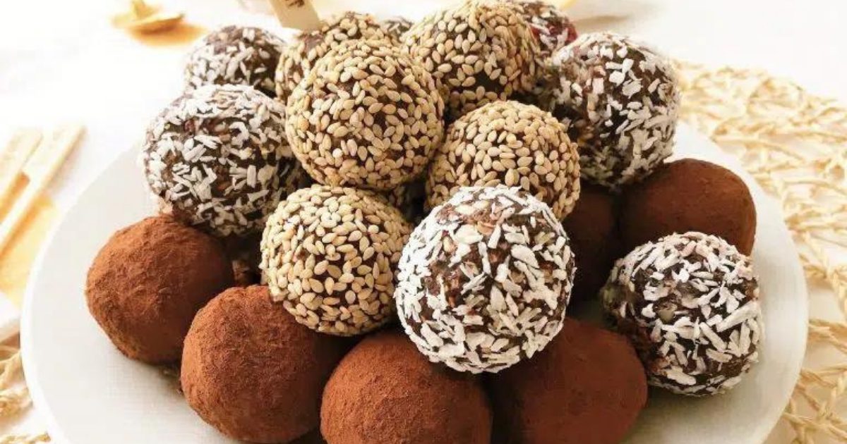 طرز تهیه توپک‌ خرمایی رژیمی؛ خوشمزه، مغذی و بی‌نهایت آسان!